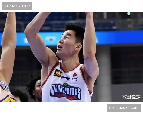 【2026年4月CBA联赛保级区·人物·特写特写：带伤作战的南京同曦队长赛后接受冰敷治疗